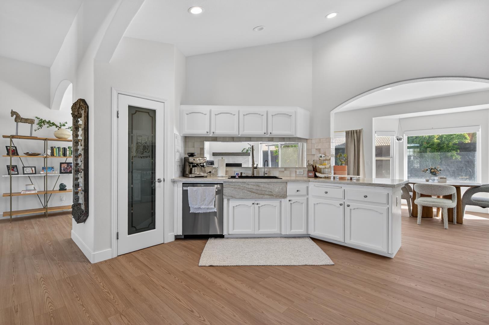 1555 Taylor Ln, photo 15