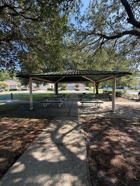 Community pavilion with picnic tables in Jacksonville, FL