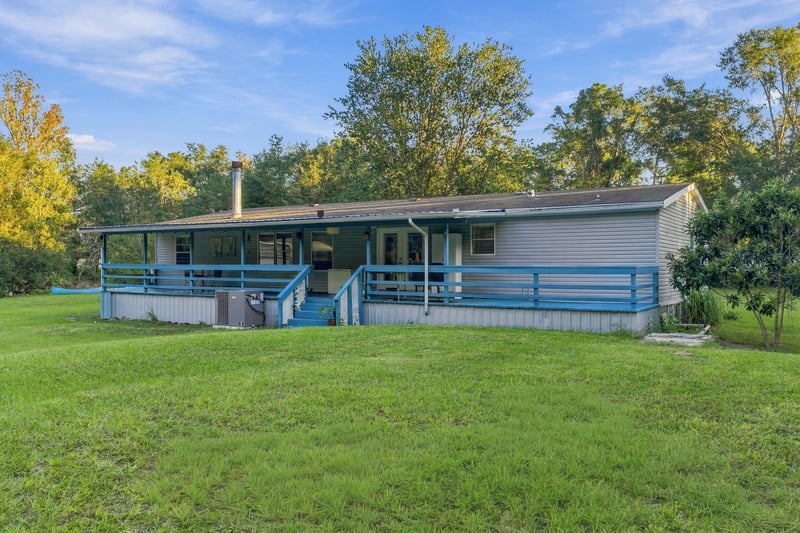 Side exterior view, photographed by Megapixeler on Secret Cove Rd, Middleburg, FL