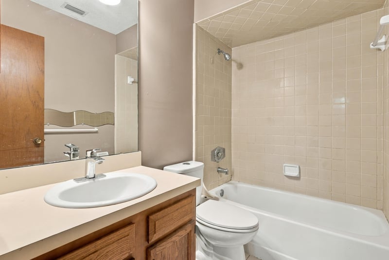 Bathroom vanity and tub, photographed by Megapixeler on Blue Teal Ct, Jacksonville