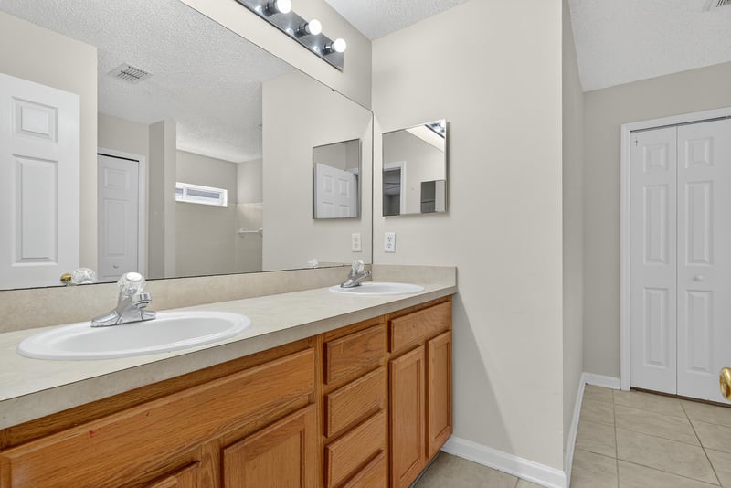 Primarty Bath at 8342 Staplehurst Dr W, Jacksonville, FL 32244