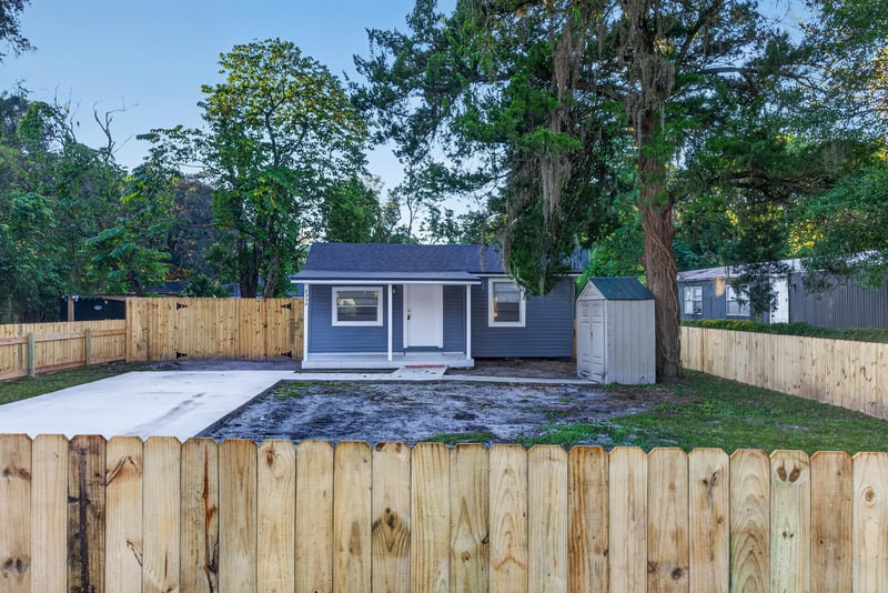 Side yard view, photographed by Megapixeler on Susie St, Jacksonville