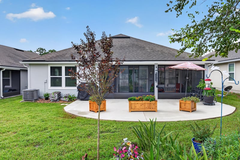 Backyard patio with planter boxes at 4319 Green River Pl, Middleburg, FL 32068