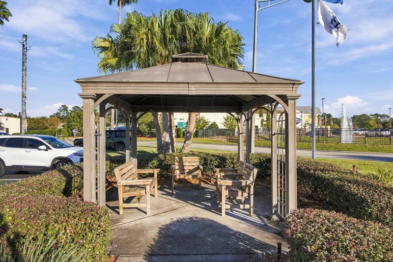 Gazebo seating area, photographed by Megapixeler on Eldridge Loop, Orange Park