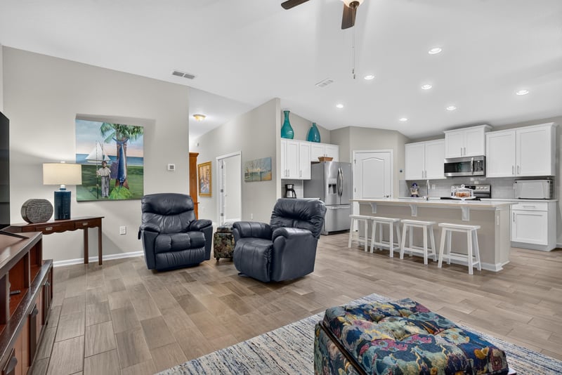 Living room view toward kitchen island at 4319 Green River Pl, Middleburg, FL 32068