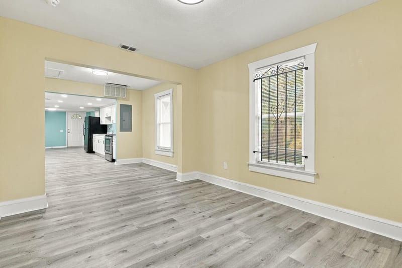 Open living space before staging, photographed by Megapixeler on W 24th St, Jacksonville