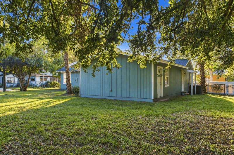 Side yard beneath shade trees, photographed by Megapixeler on W 24th St, Jacksonville