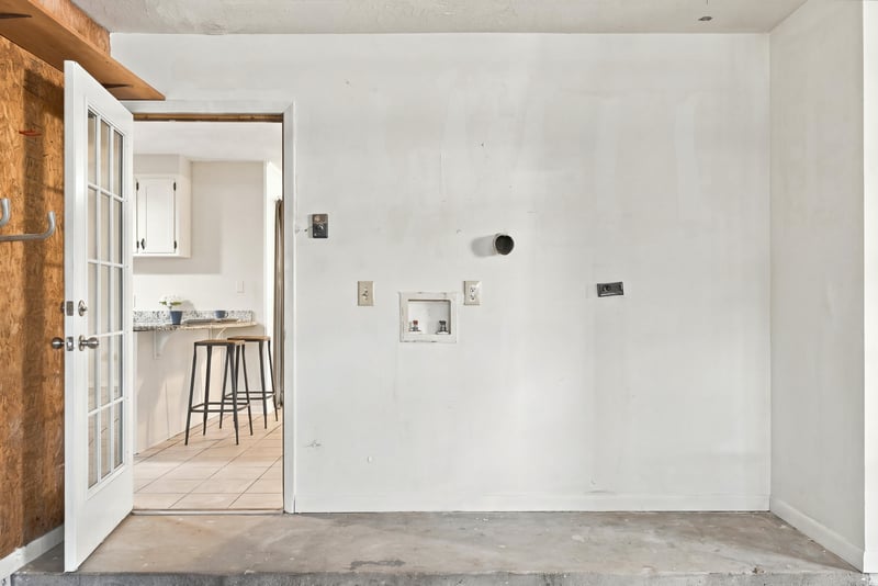 Laundry room interior view, photographed by Megapixeler on Crosby Ln, Orange Park