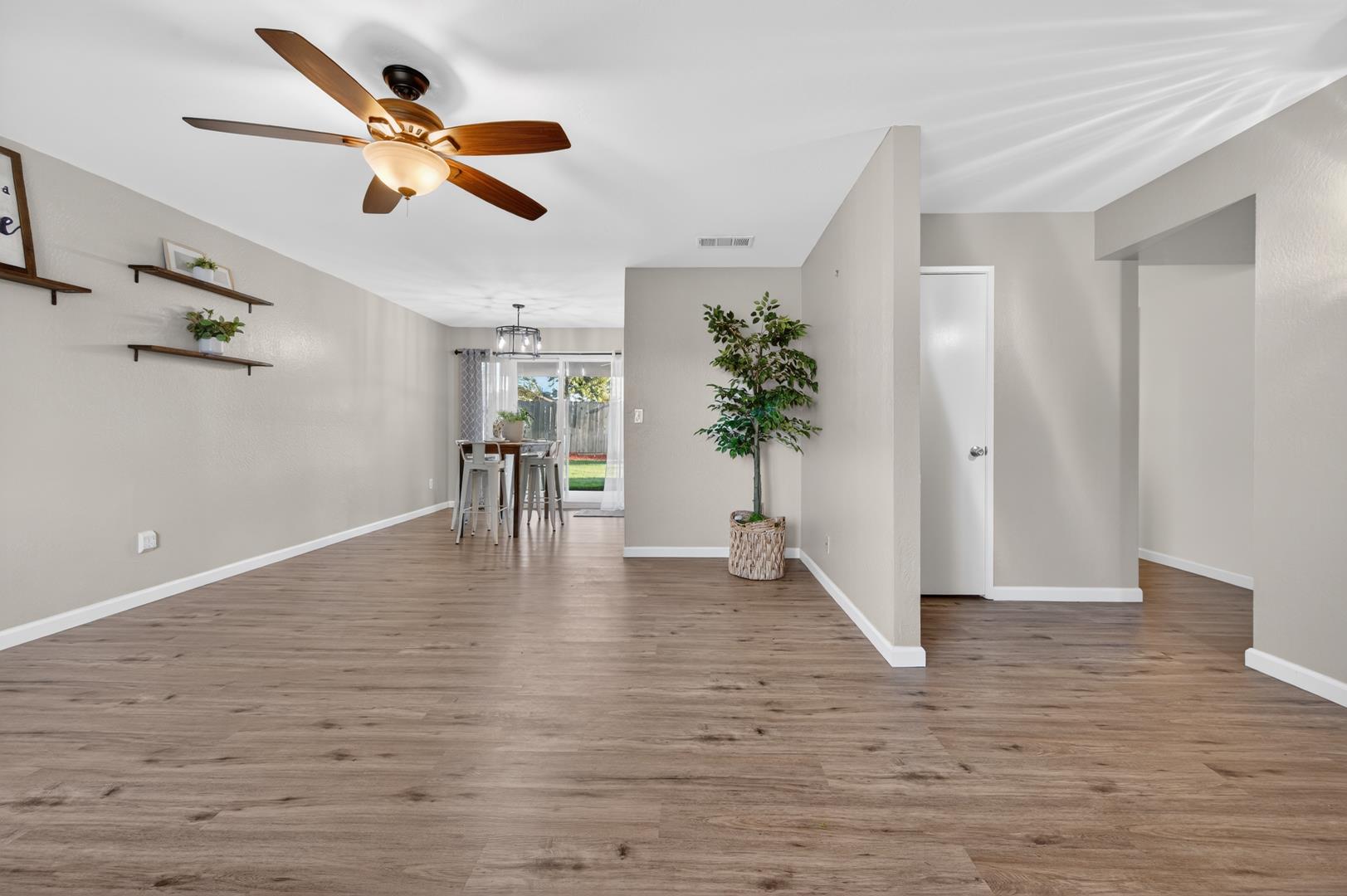 1235 W Dyer Ave, photo 12