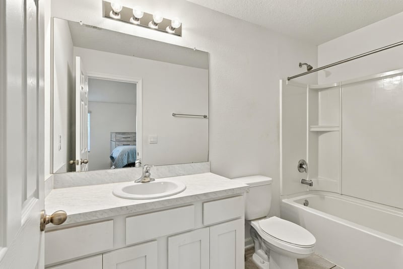 Bathroom with tub and vanity, photographed by Megapixeler on Haymon Ave, Jacksonville