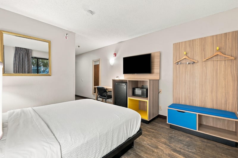 Guest room bed and desk area, photographed by Megapixeler on Eldridge Loop, Orange Park