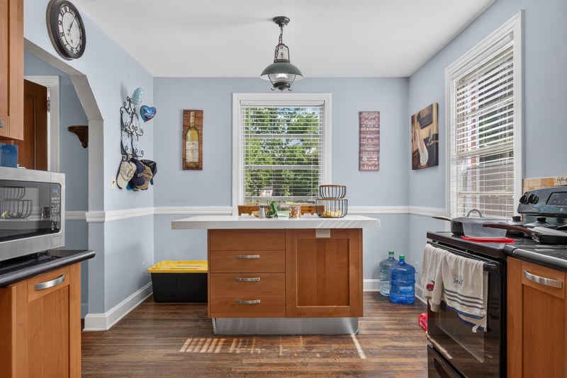Kitchen peninsula with breakfast counter at 5745 110th St, Jacksonville, FL 32244