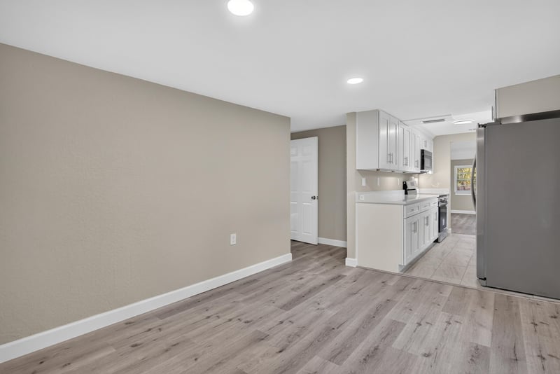 Hallway leading to kitchen, photographed by Megapixeler on Susie St, Jacksonville