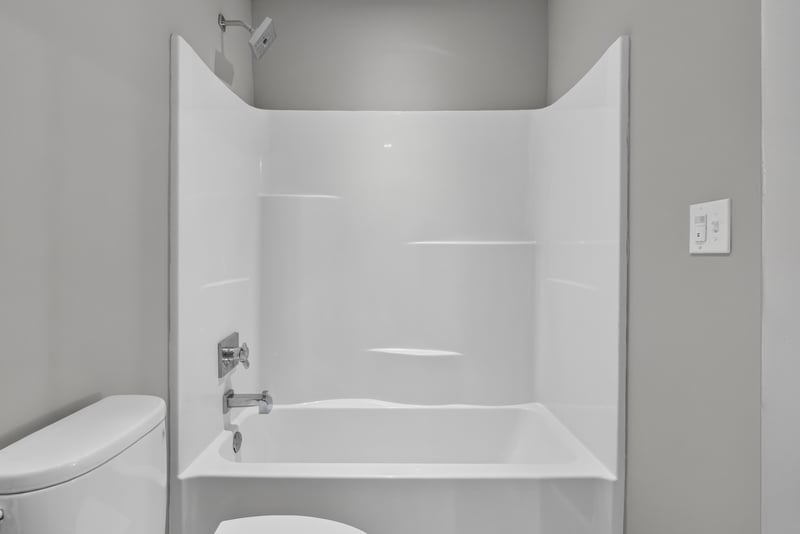Bathroom tub and shower combo, photographed by Megapixeler on Birch Run E, Orange Park