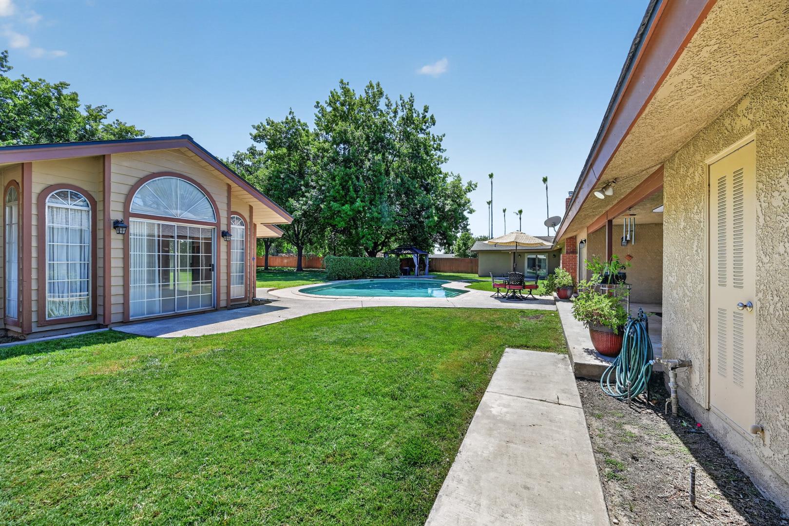 1185 N Locan Ave, photo 72