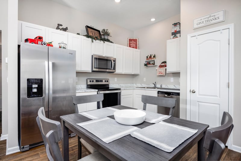 Full Kitchen at 2433 Falling Star Ln, Green Cove Springs, FL 32043