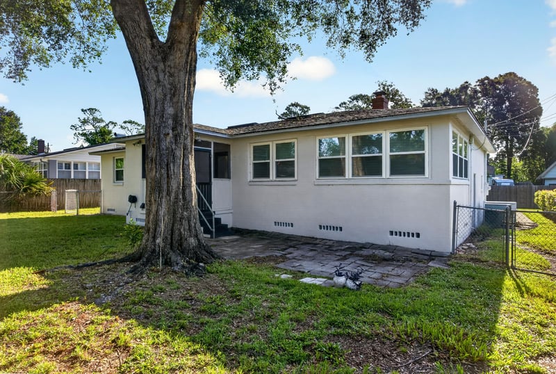Backyard with mature tree and open lawn at 6338 Mercer Cir W, Jacksonville, FL