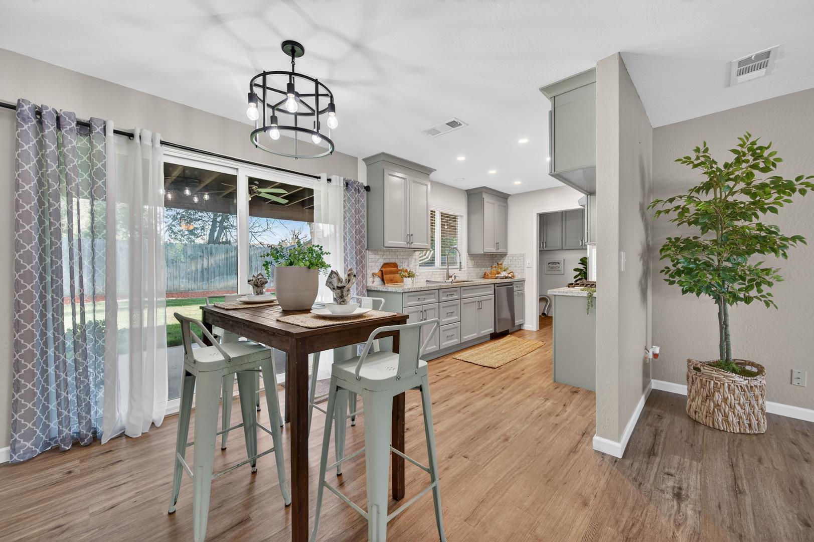 1235 W Dyer Ave, photo 19