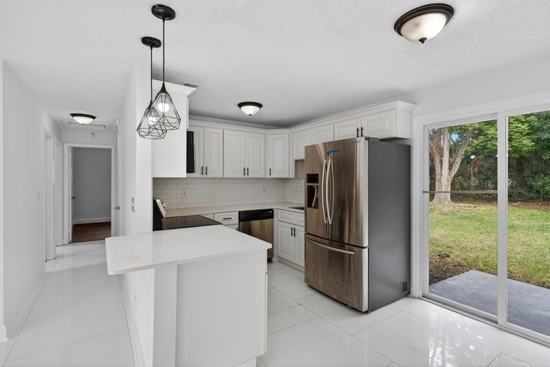 Photo 13 of 7028 Lincoln Cir W, Jacksonville, FL 32209, photographed by Megapixeler