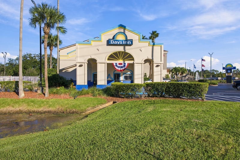 Front exterior with palms at day-to-dusk, photographed by Megapixeler on Eldridge Loop, Orange Park