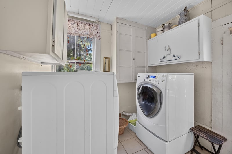 Laundry closet with washer and cabinets at 1173 US-17, Satsuma, FL 32189