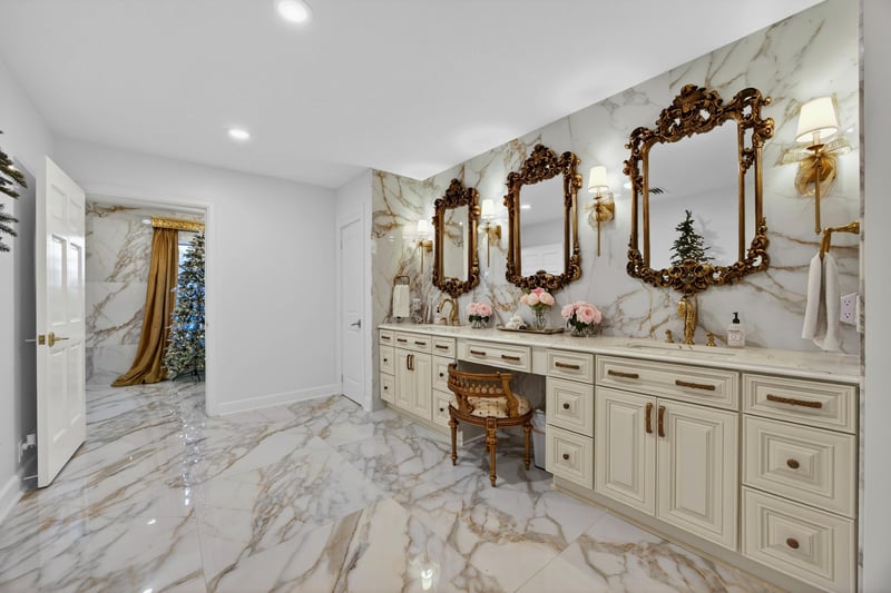 Primary Bath at 7987 Hollyridge Rd, Jacksonville, FL 32256