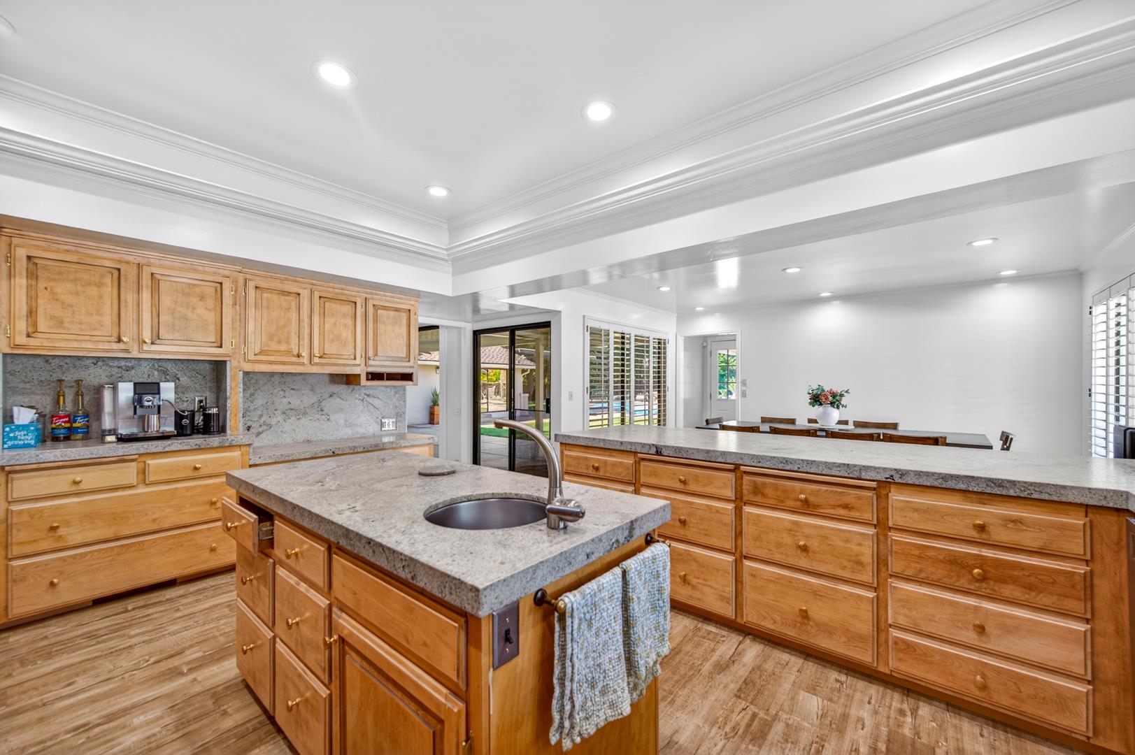 5261 N Van Ness Blvd, photo 38