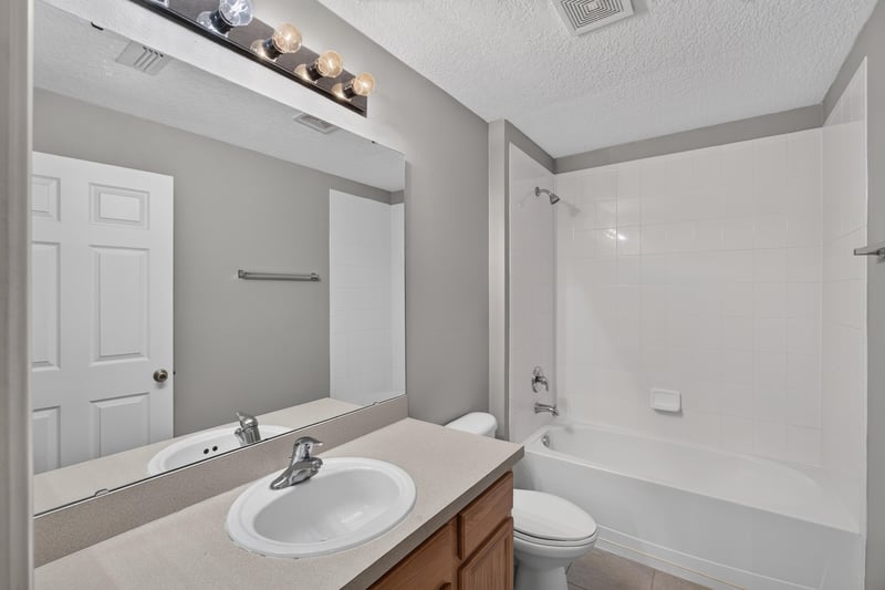 Second bathroom with vanity and tub-shower at 575 Oakleaf Plantation Pkwy, Orange Park, FL 32065