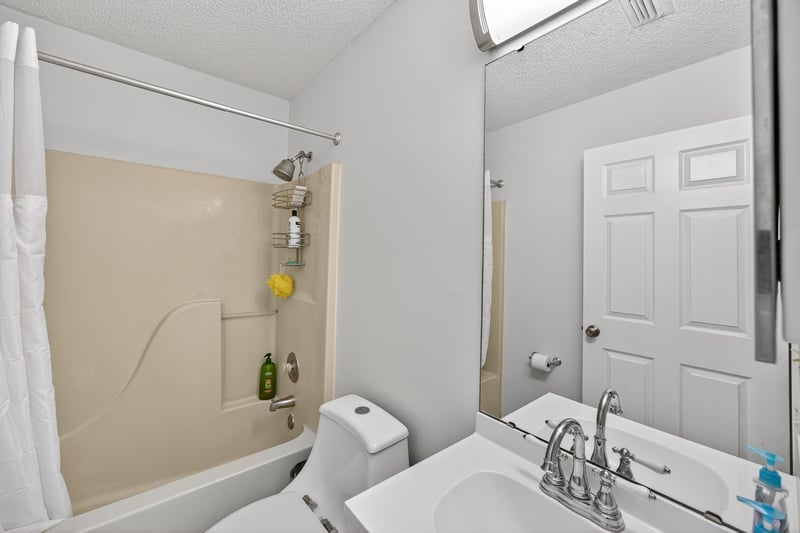 yirayma (33) at 7613 Chelmsford Dr, Jacksonville, FL 32244