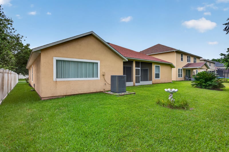 Backyard lawn at 635 Wakeview Dr, Orange Park, FL 32065