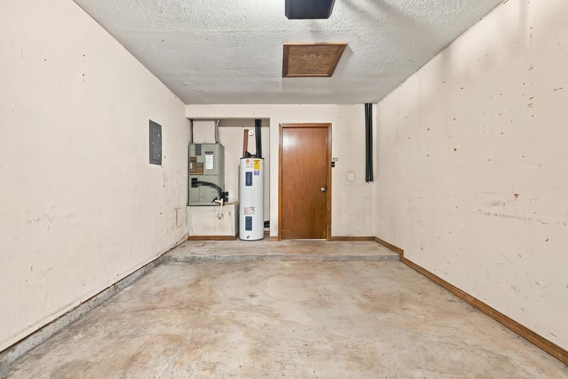 Utility closet off the garage, photographed by Megapixeler on Blue Teal Ct, Jacksonville