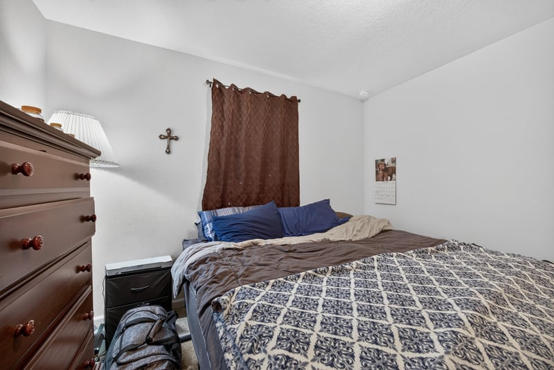 Secondary bedroom with carpet and wall decor at 518 Matecumbe Ct, Macclenny, FL
