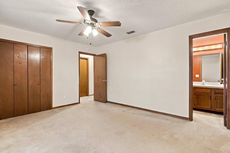 Bedroom with double door closets, photographed by Megapixeler on Blue Teal Ct, Jacksonville