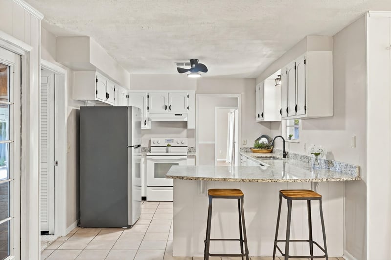 Kitchen interior view, photographed by Megapixeler on Crosby Ln, Orange Park