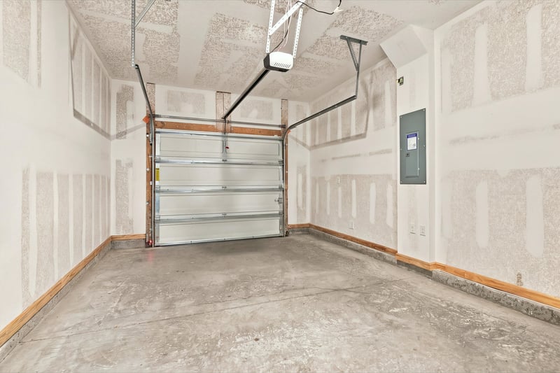 Garage interior view, photographed by Megapixeler on Haymon Ave, Jacksonville