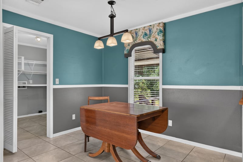 Dining area with pendant light fixture at 2549 Snapdragon Ave, Middleburg, FL 32068