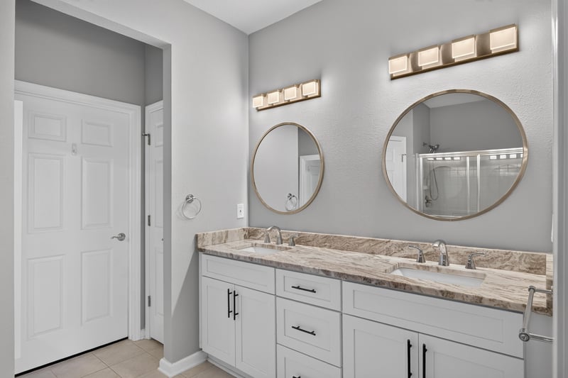 Bathroom double vanity with round mirrors at 11251 Campfield Dr unit 4209, Jacksonville, FL 32256