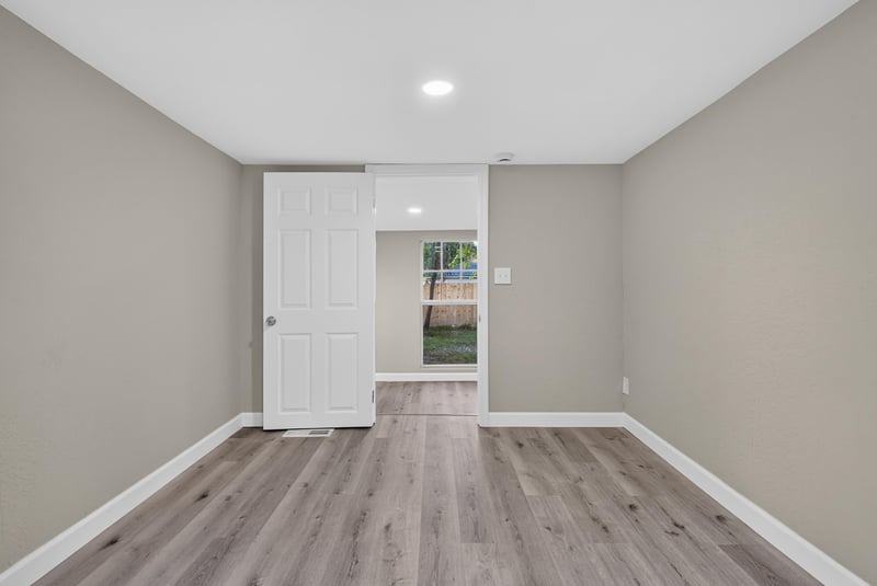 Empty room with closet, photographed by Megapixeler on Susie St, Jacksonville