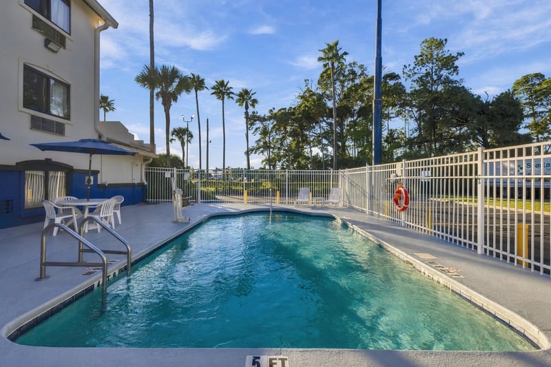 Pool area view, photographed by Megapixeler on Eldridge Loop, Orange Park
