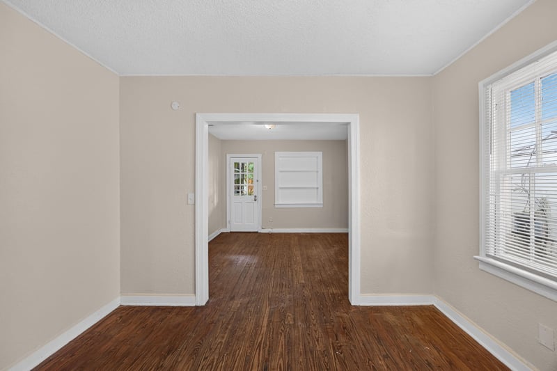 Room with wood floors and doorway to kitchen at 1473 State St W, Jacksonville, FL 32209