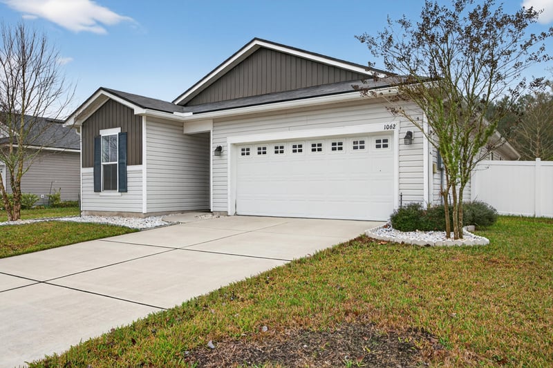 Front Right at 1062 Persimmon Dr, Middleburg, FL 32068