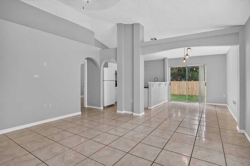 Entry hall with tile floor and vaulted ceiling leading to kitchen at 7329 Lawn Tennis Ln, Jacksonville, FL