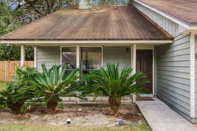 Covered front porch and entry, photographed by Megapixeler on Blue Teal Ct, Jacksonville