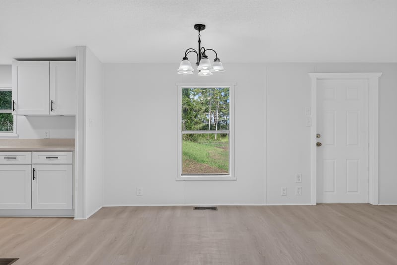 Dining area with cabinetry and chandelier at 55520 Jewel-Thomas Rd, Callahan, FL 32011