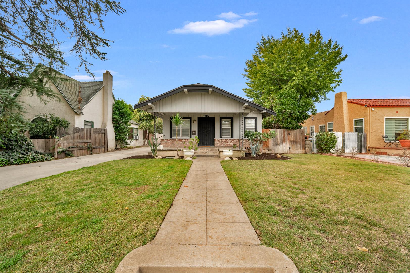 1009 N Vagedes Ave, Fresno