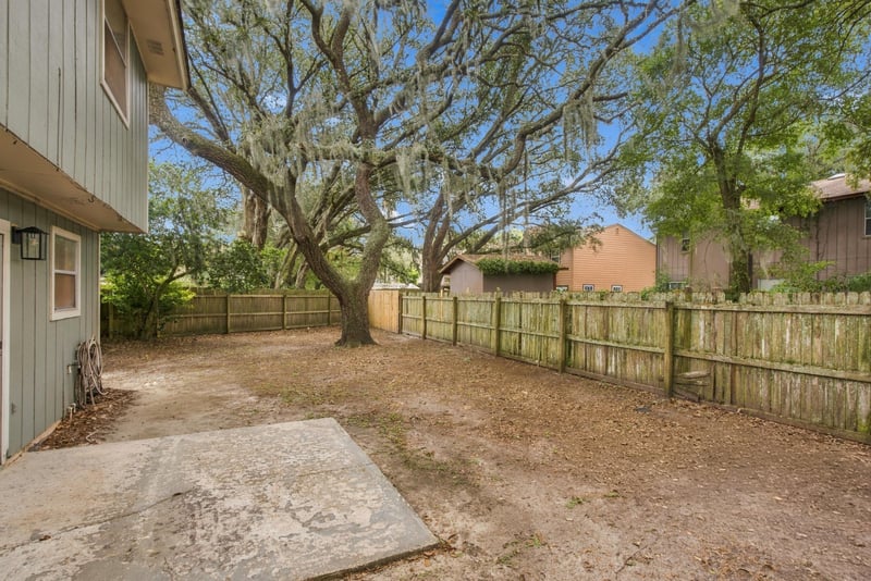 Backyard with oak tree and fencing, photographed by Megapixeler on Blue Teal Ct, Jacksonville