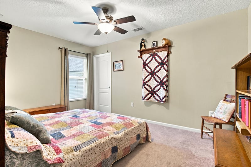 Primary bathroom with soaking tub and dual vanity at 10923 Black Diamond Ct, Jacksonville, FL