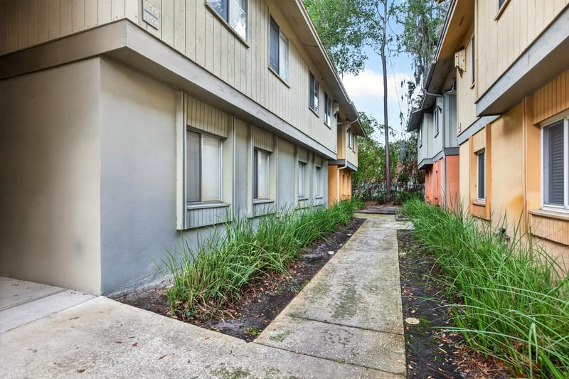 Side walkway along the building at 1800 Park Ave apt 358, Orange Park, FL