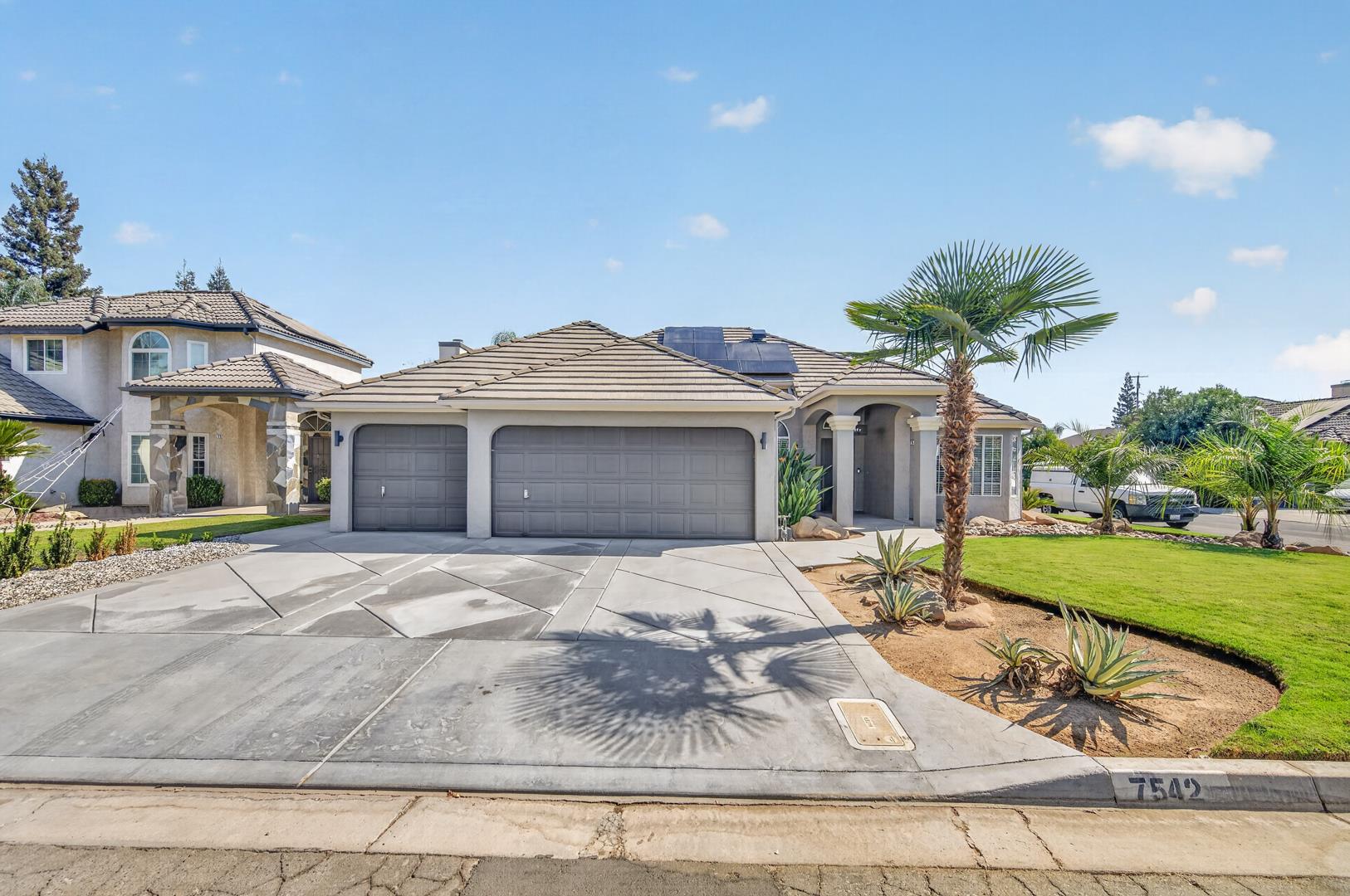 7542 N Wolters Ave, Fresno