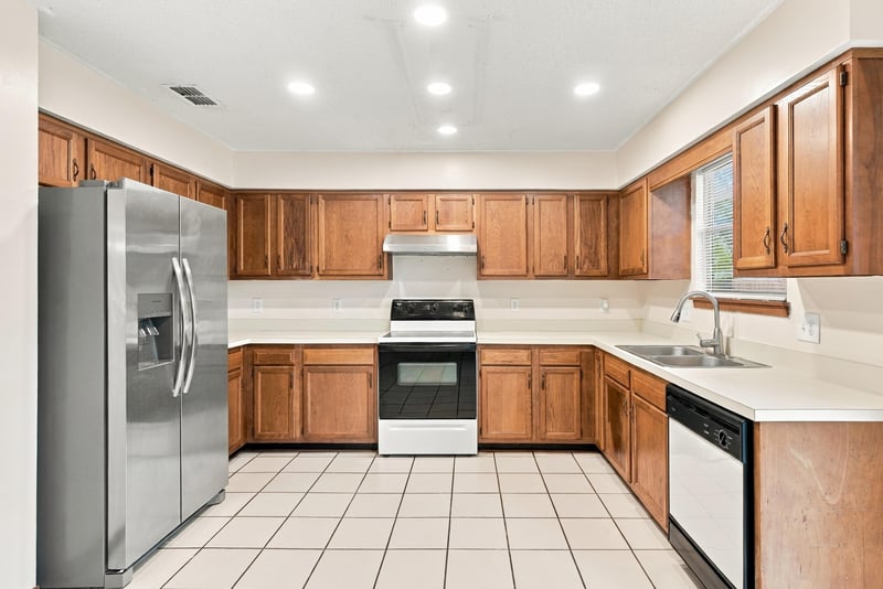 Kitchen with stainless refrigerator, photographed by Megapixeler on Blue Teal Ct, Jacksonville